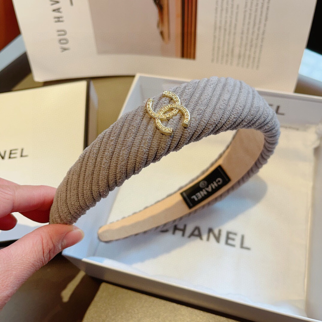配包装
CHANEL（香奈儿）最新款小香发箍，复古头箍，网红爆款推荐 搭配高端材质，超精致，时尚百搭。