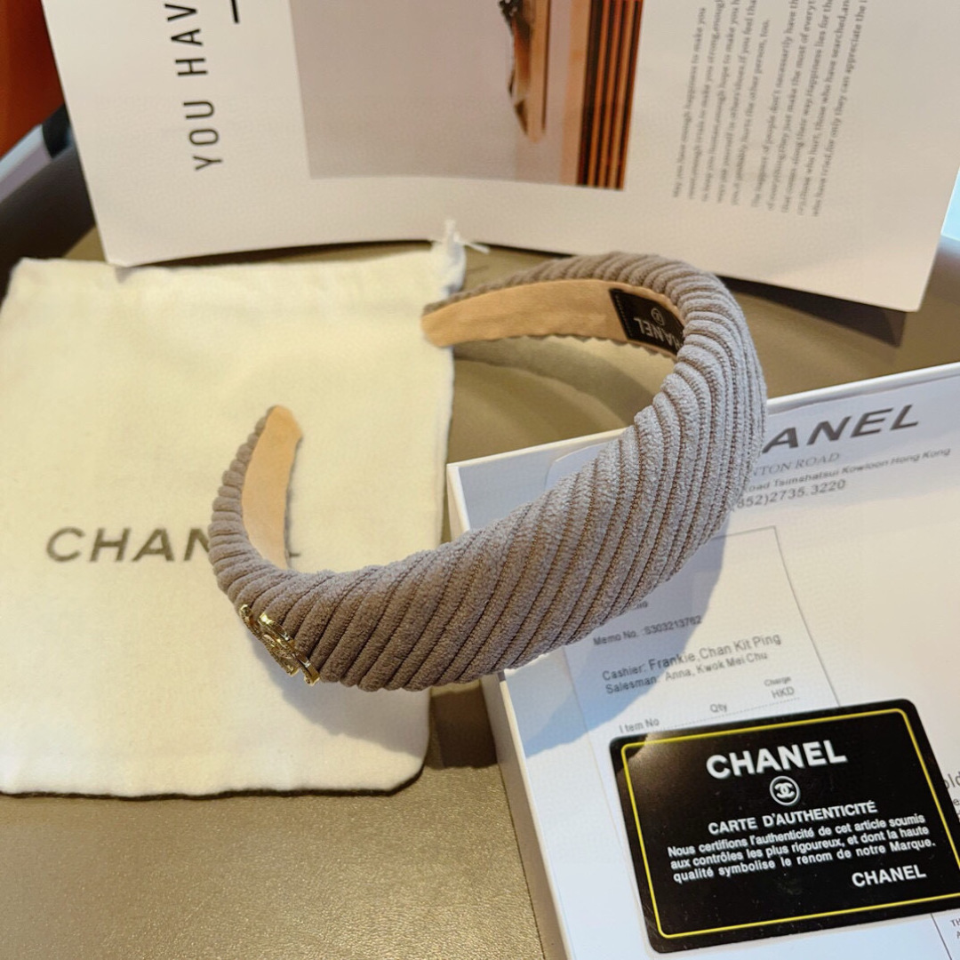 配包装
CHANEL（香奈儿）最新款小香发箍，复古头箍，网红爆款推荐 搭配高端材质，超精致，时尚百搭。