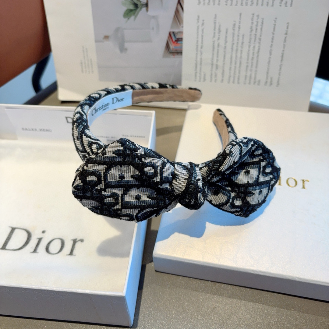 配包装
Dior（迪奥） 经典字母大牌斜角发箍, 网红爆款防滑头箍、让你的魅力绽放 清新淑女范让时尚更简