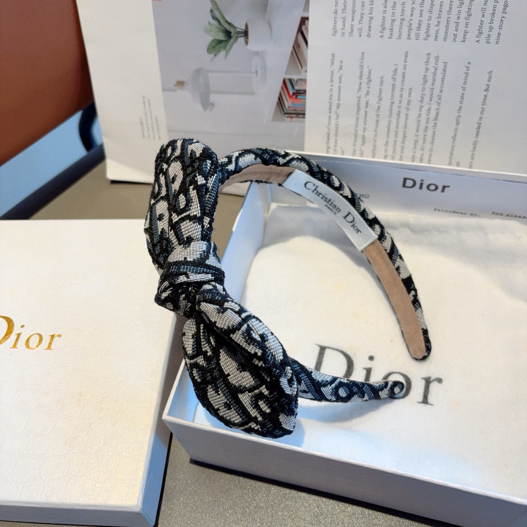 配包装
Dior（迪奥） 经典字母大牌斜角发箍, 网红爆款防滑头箍、让你的魅力绽放 清新淑女范让时尚更简