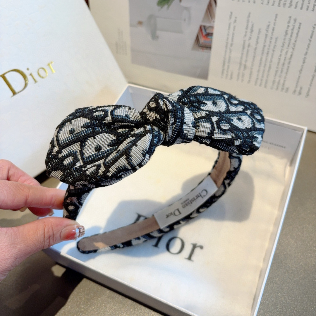 配包装
Dior（迪奥） 经典字母大牌斜角发箍, 网红爆款防滑头箍、让你的魅力绽放 清新淑女范让时尚更简