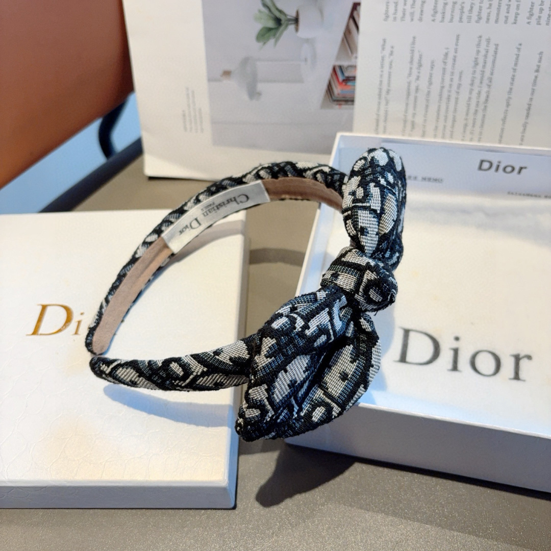 配包装
Dior（迪奥） 经典字母大牌斜角发箍, 网红爆款防滑头箍、让你的魅力绽放 清新淑女范让时尚更简
