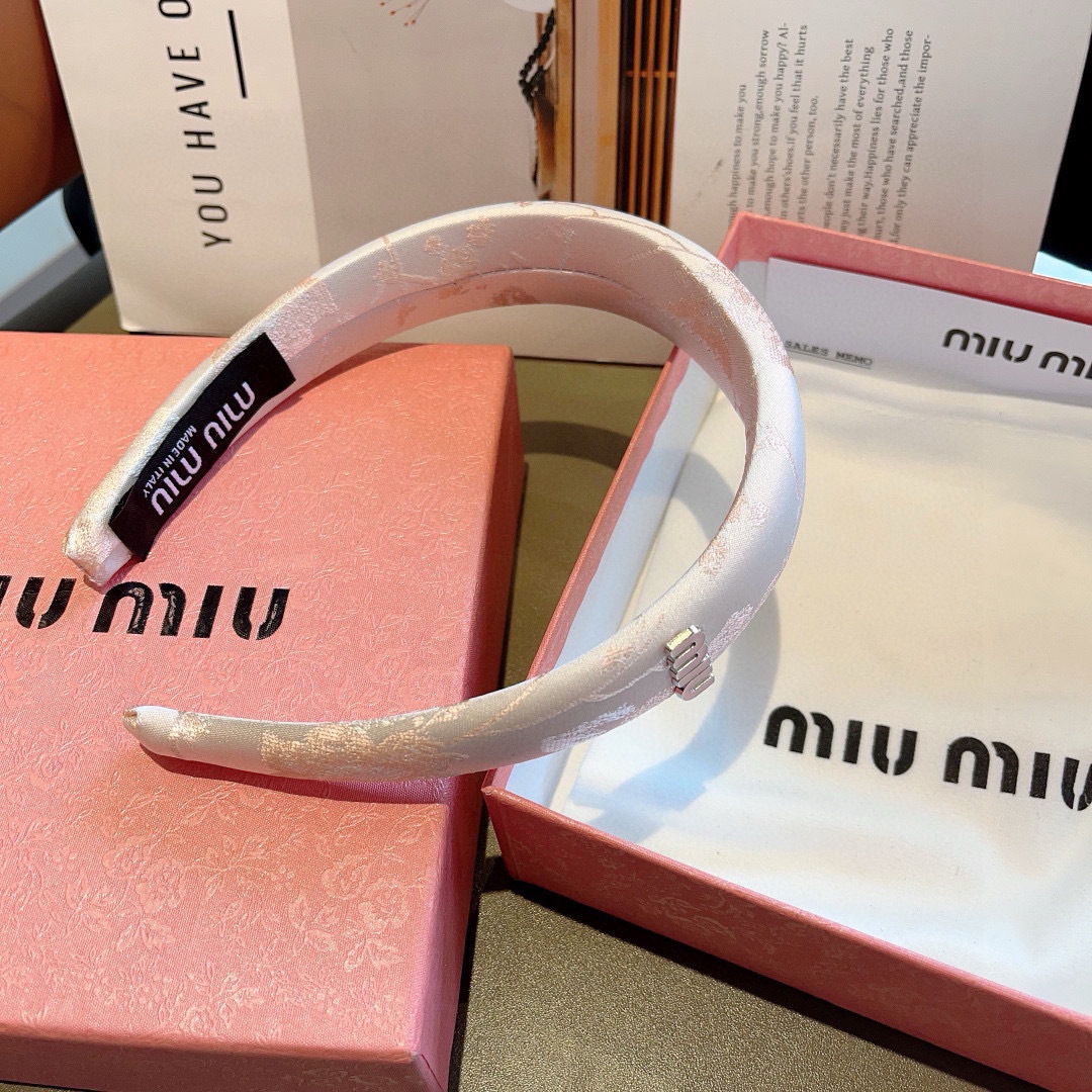配包装
miumiu 缪缪  最新款复古定制发箍，细节全部实拍！特制面料非常显质感、经典而又永不过时