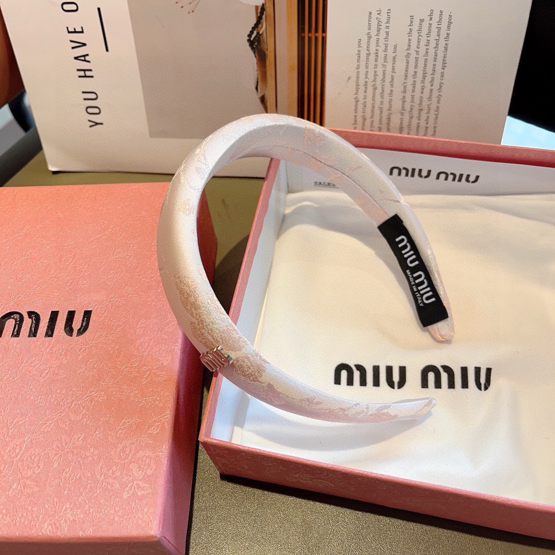 配包装
miumiu 缪缪  最新款复古定制发箍，细节全部实拍！特制面料非常显质感、经典而又永不过时