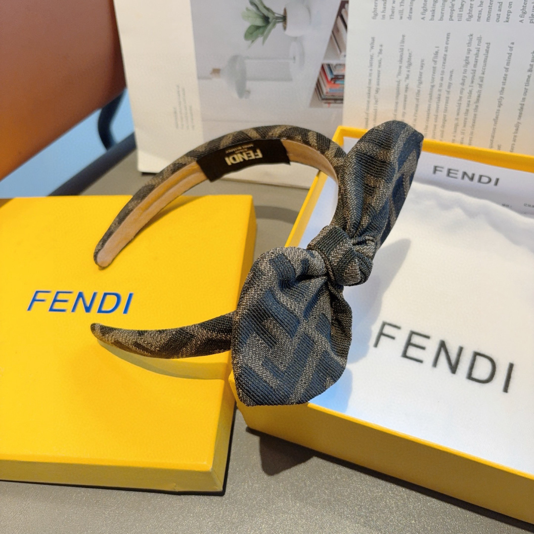 配包装
FENDI 芬迪 火爆新款斜角发箍，复古头箍，简约百搭，潮女必备品，超级的高大上！