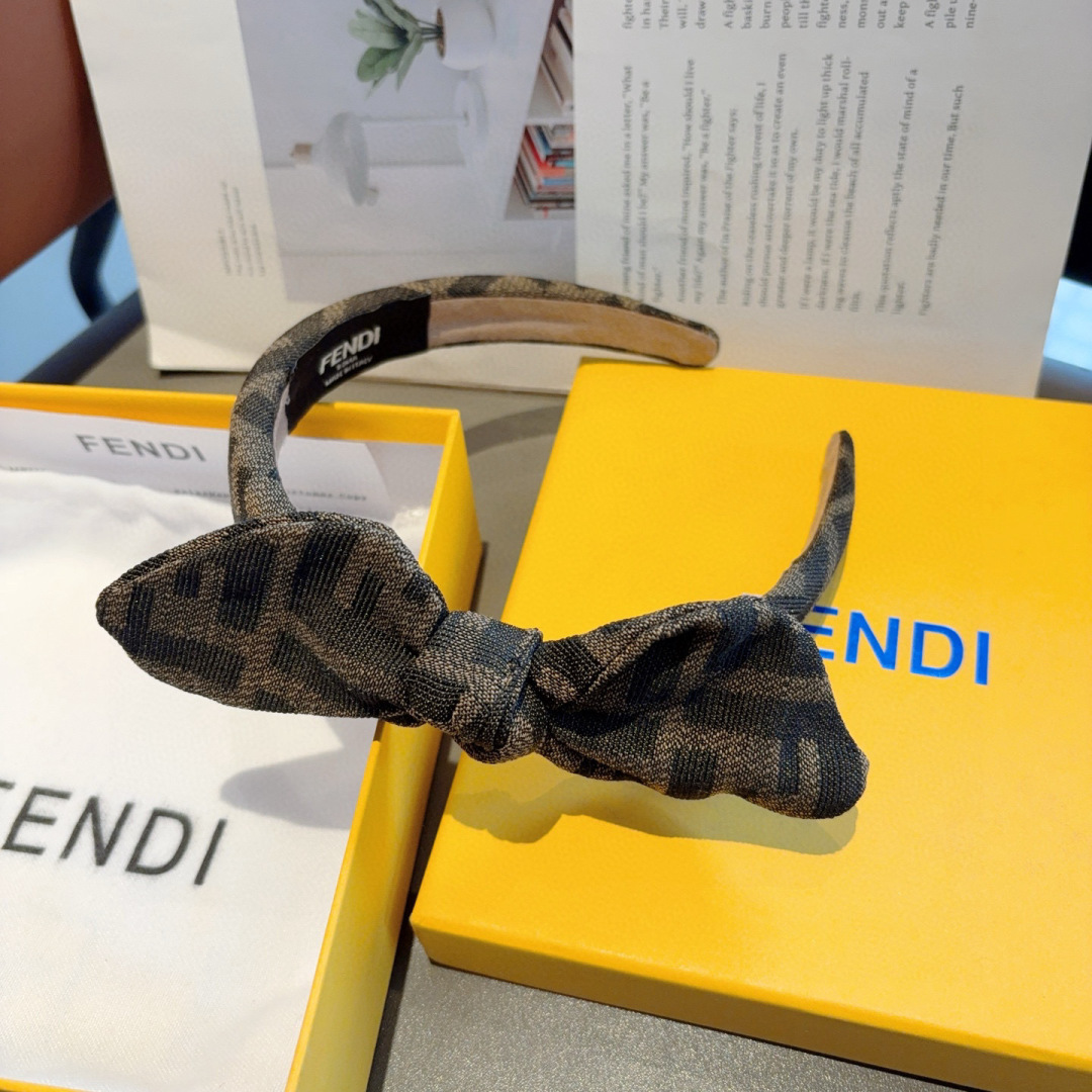 配包装
FENDI 芬迪 火爆新款斜角发箍，复古头箍，简约百搭，潮女必备品，超级的高大上！