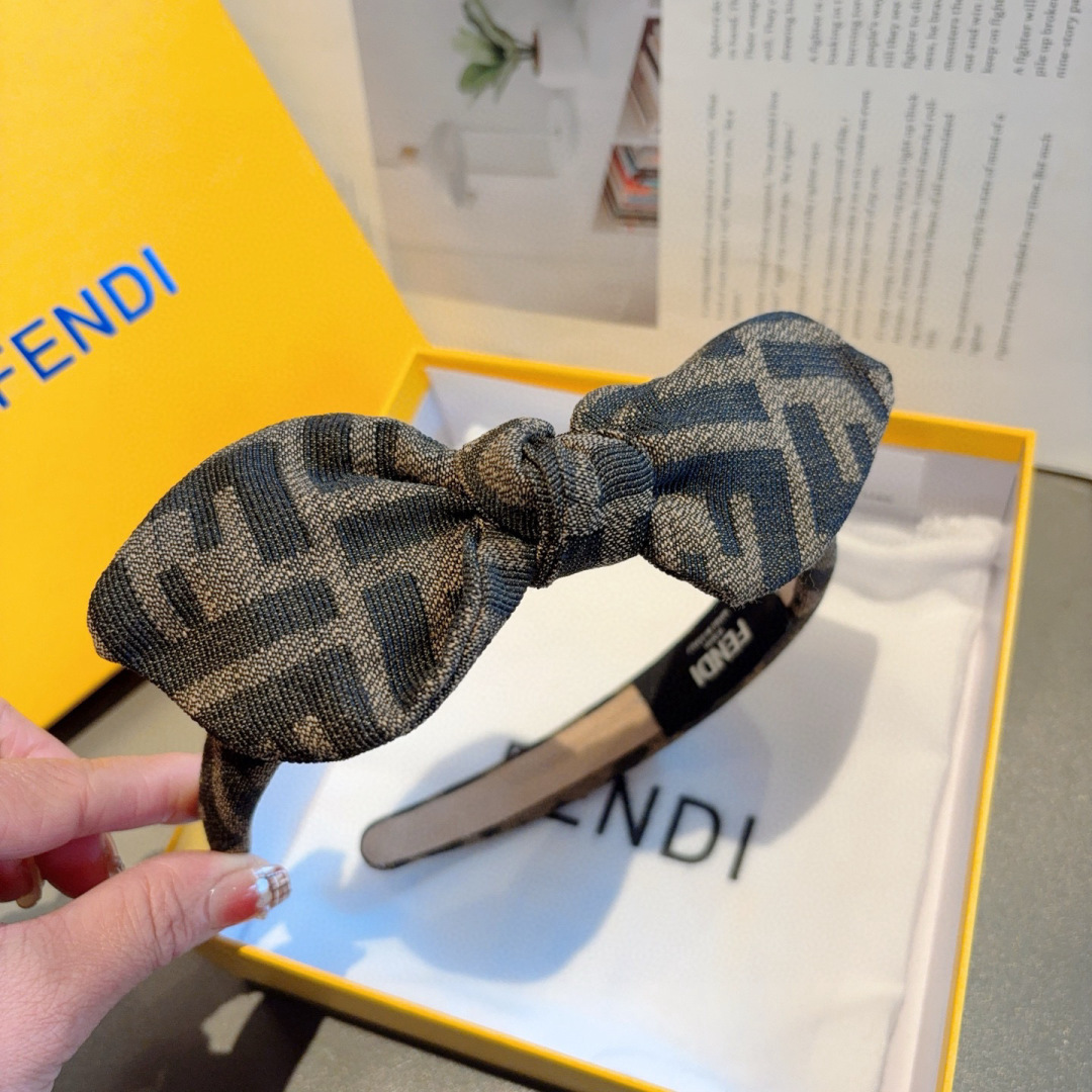 配包装
FENDI 芬迪 火爆新款斜角发箍，复古头箍，简约百搭，潮女必备品，超级的高大上！