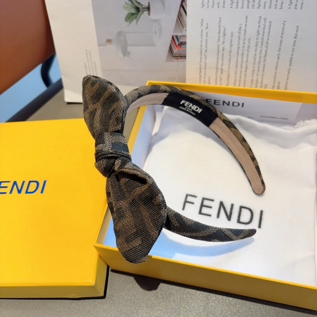 配包装
FENDI 芬迪 火爆新款斜角发箍，复古头箍，简约百搭，潮女必备品，超级的高大上！