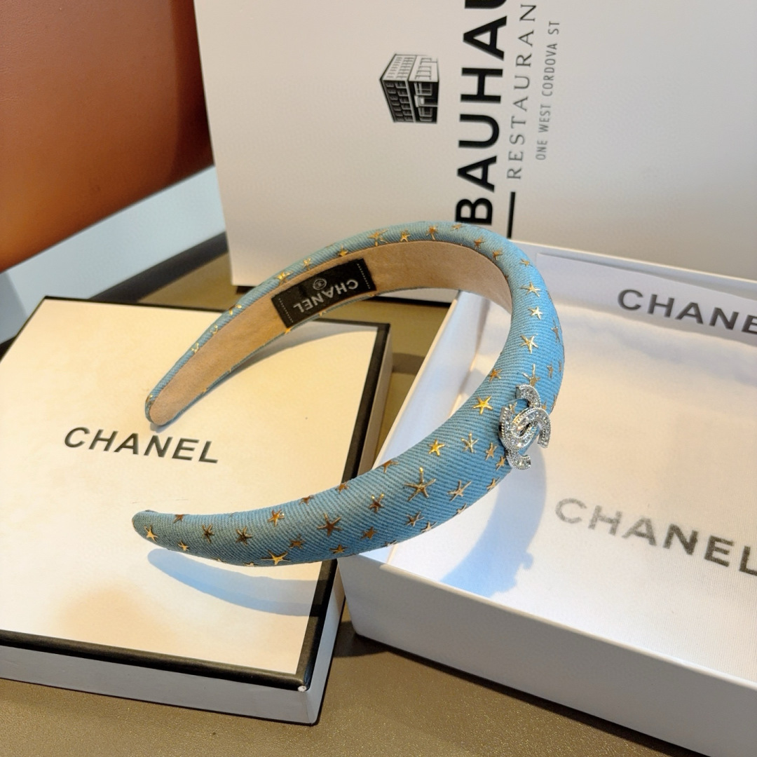 配包装
CHANEL（香奈儿）最新款小香发箍，新品巨显脸小头箍，网红爆款推荐 搭配高端双Ｃlogo ，超