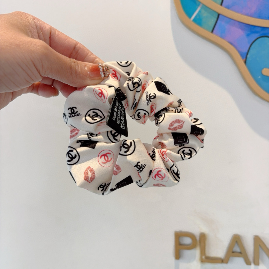 配包装
CHANEL（香奈儿）网红新款发圈，精致肠圈皮筋，佩戴舒适无压力，造型搭配必备！非常时尚百搭！女