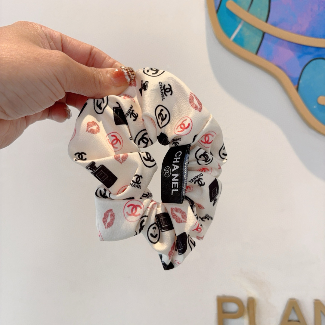配包装
CHANEL（香奈儿）网红新款发圈，精致肠圈皮筋，佩戴舒适无压力，造型搭配必备！非常时尚百搭！女
