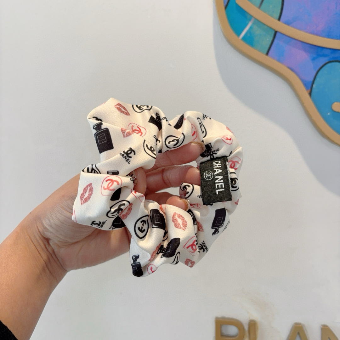 配包装
CHANEL（香奈儿）网红新款发圈，精致肠圈皮筋，佩戴舒适无压力，造型搭配必备！非常时尚百搭！女