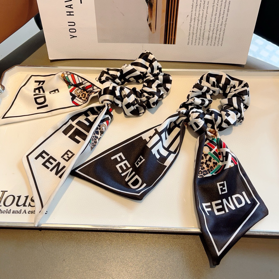 配包装
FENDI （芬迪）双F字母飘带马尾发圈 蝴蝶结肠圈，高档韩版皮筋，经典花型设计， 高端大气，名