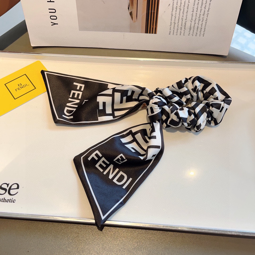 配包装
FENDI （芬迪）双F字母飘带马尾发圈 蝴蝶结肠圈，高档韩版皮筋，经典花型设计， 高端大气，名