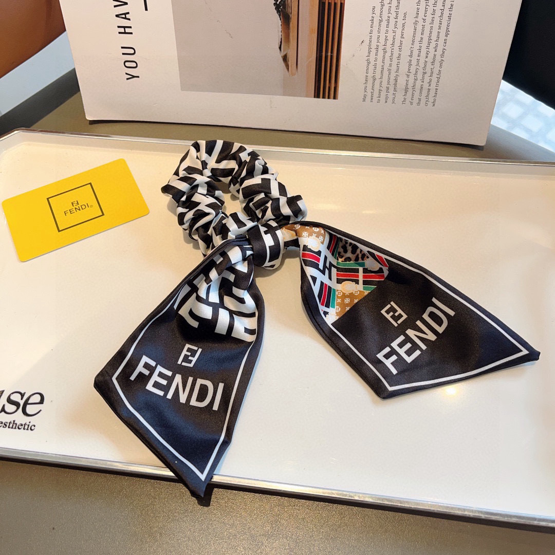 配包装
FENDI （芬迪）双F字母飘带马尾发圈 蝴蝶结肠圈，高档韩版皮筋，经典花型设计， 高端大气，名