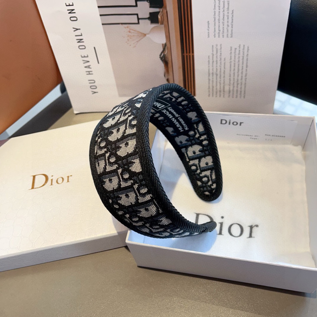 配包装
Dior（迪奥） 火爆新款发箍,专柜原单货，让你的魅力绽放 清新淑女范让时尚更简单。