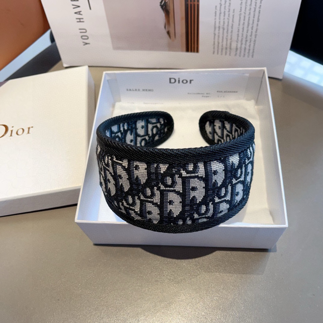 配包装
Dior（迪奥） 火爆新款发箍,专柜原单货，让你的魅力绽放 清新淑女范让时尚更简单。
