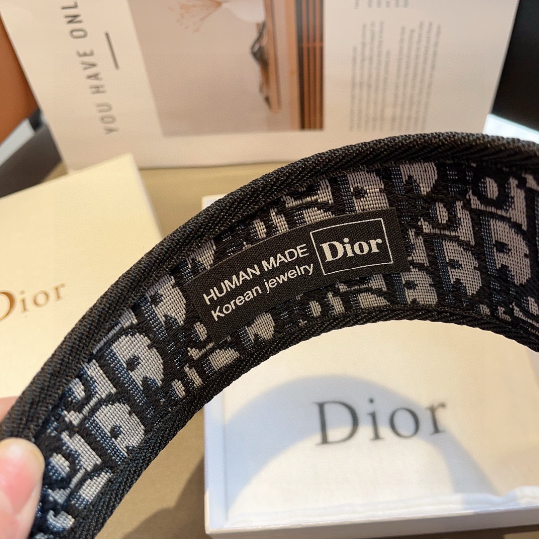 配包装
Dior（迪奥） 火爆新款发箍,专柜原单货，让你的魅力绽放 清新淑女范让时尚更简单。