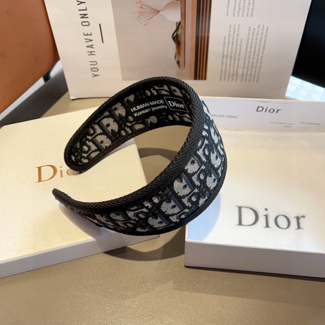 配包装
Dior（迪奥） 火爆新款发箍,专柜原单货，让你的魅力绽放 清新淑女范让时尚更简单。