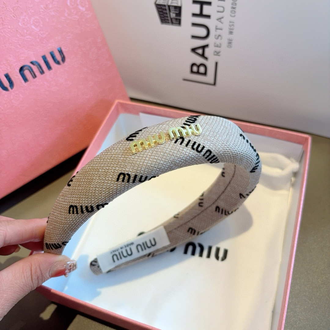 配包装
miumiu 缪缪  最新款定制发箍，细节全部实拍！特制面料非常显质感、经典而又永不过时