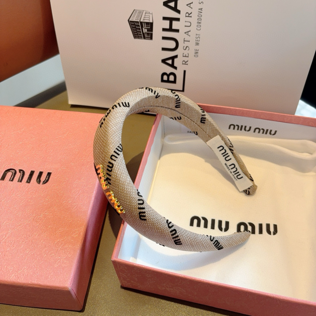 配包装
miumiu 缪缪  最新款定制发箍，细节全部实拍！特制面料非常显质感、经典而又永不过时