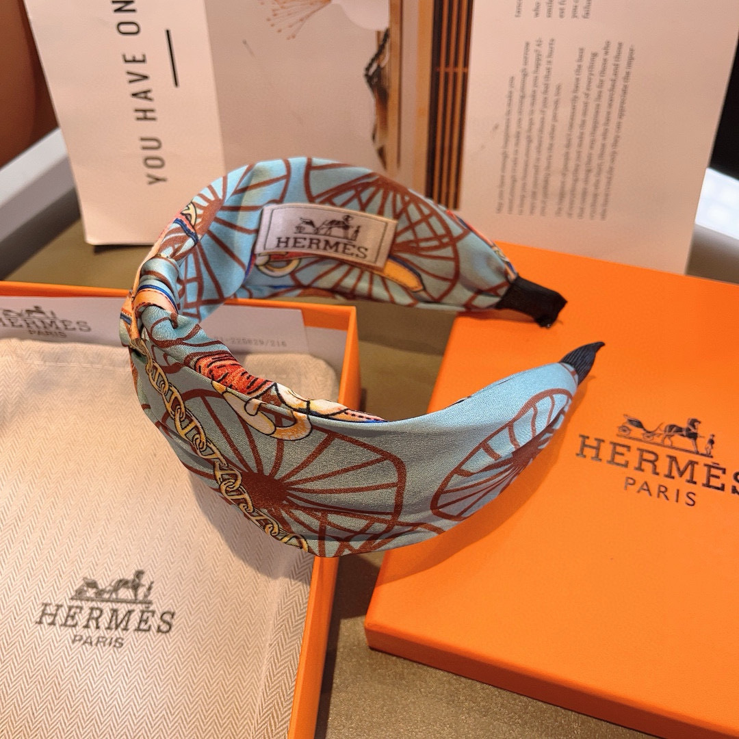 配包装
Hermes（爱马仕）  火爆定制款发箍，网红同款  进口真丝面料， 出口订单、细节全部实拍！特