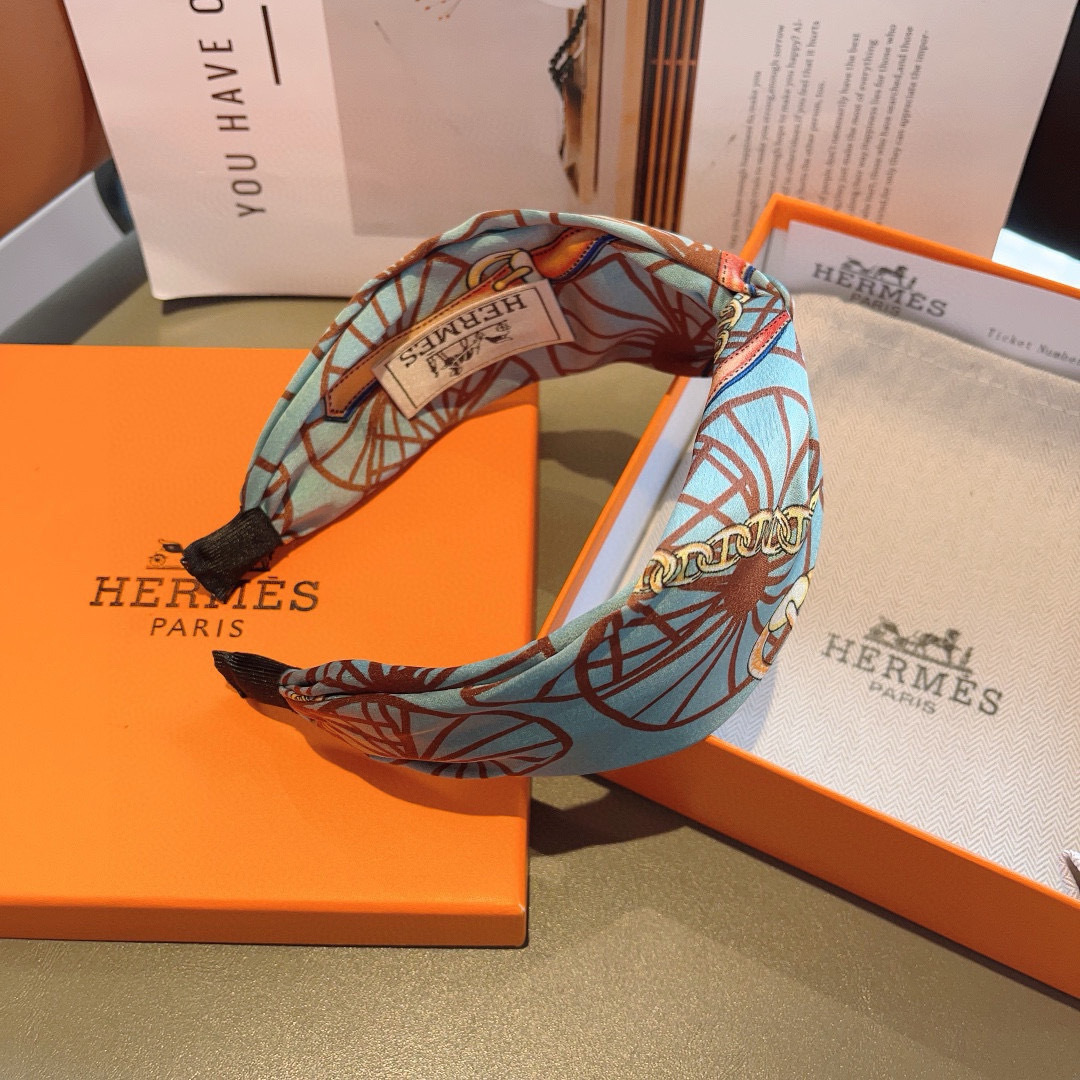 配包装
Hermes（爱马仕）  火爆定制款发箍，网红同款  进口真丝面料， 出口订单、细节全部实拍！特