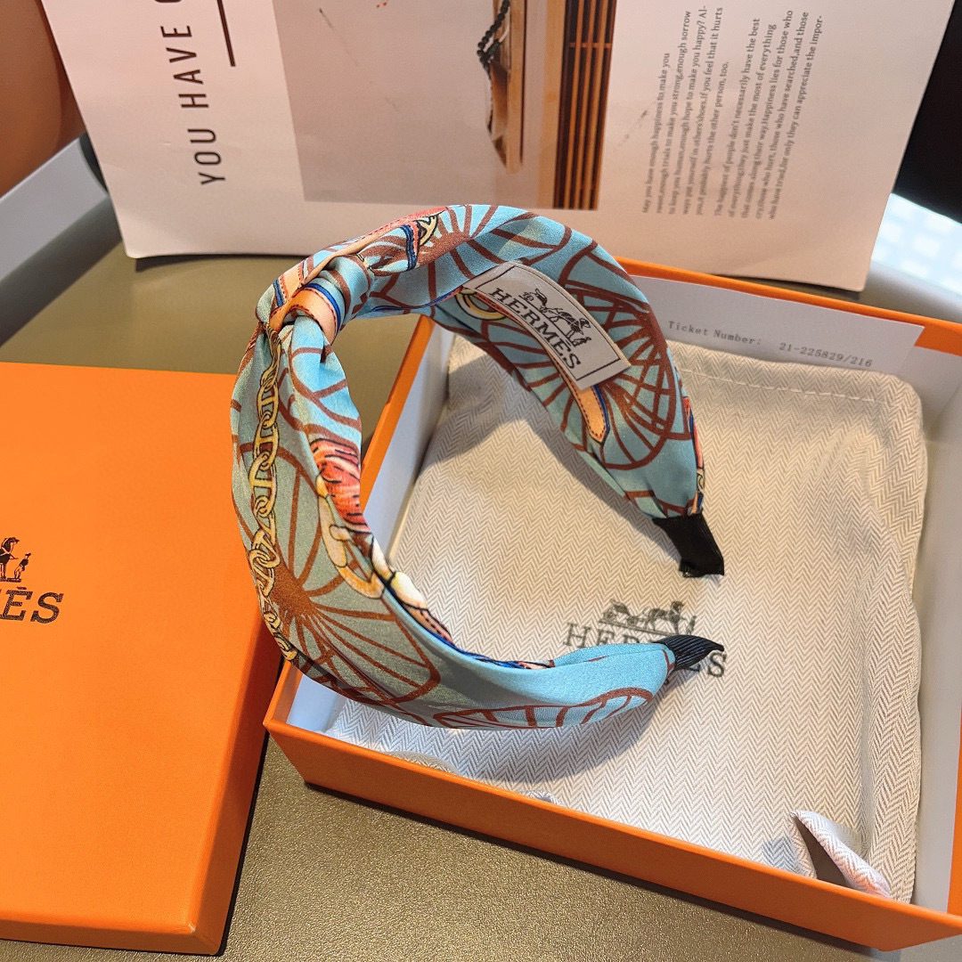 配包装
Hermes（爱马仕）  火爆定制款发箍，网红同款  进口真丝面料， 出口订单、细节全部实拍！特