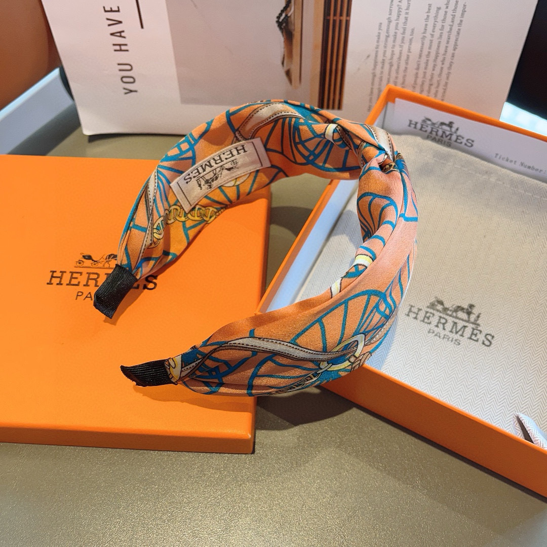 配包装
Hermes（爱马仕）  火爆定制款发箍，网红同款  进口真丝面料， 出口订单、细节全部实拍！特