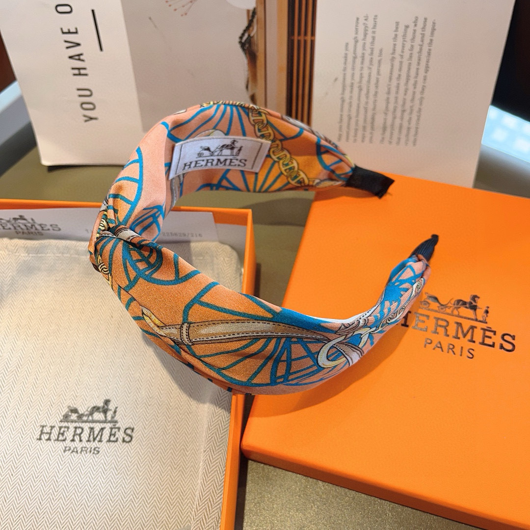 配包装
Hermes（爱马仕）  火爆定制款发箍，网红同款  进口真丝面料， 出口订单、细节全部实拍！特
