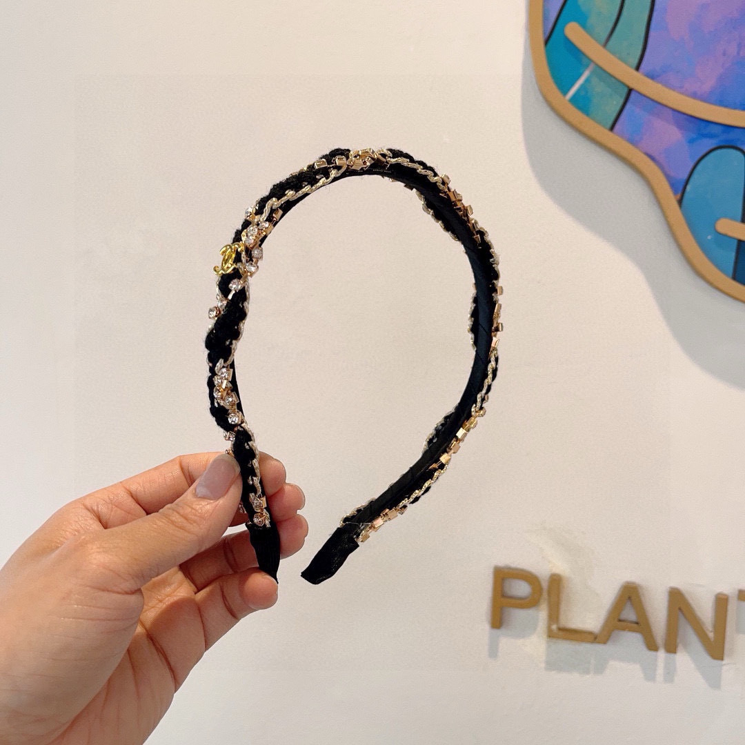 配包装
CHANEL（香奈儿）最新款小香发箍，复古头箍，网红爆款推荐 搭配高端材质，超精致，时尚百搭。