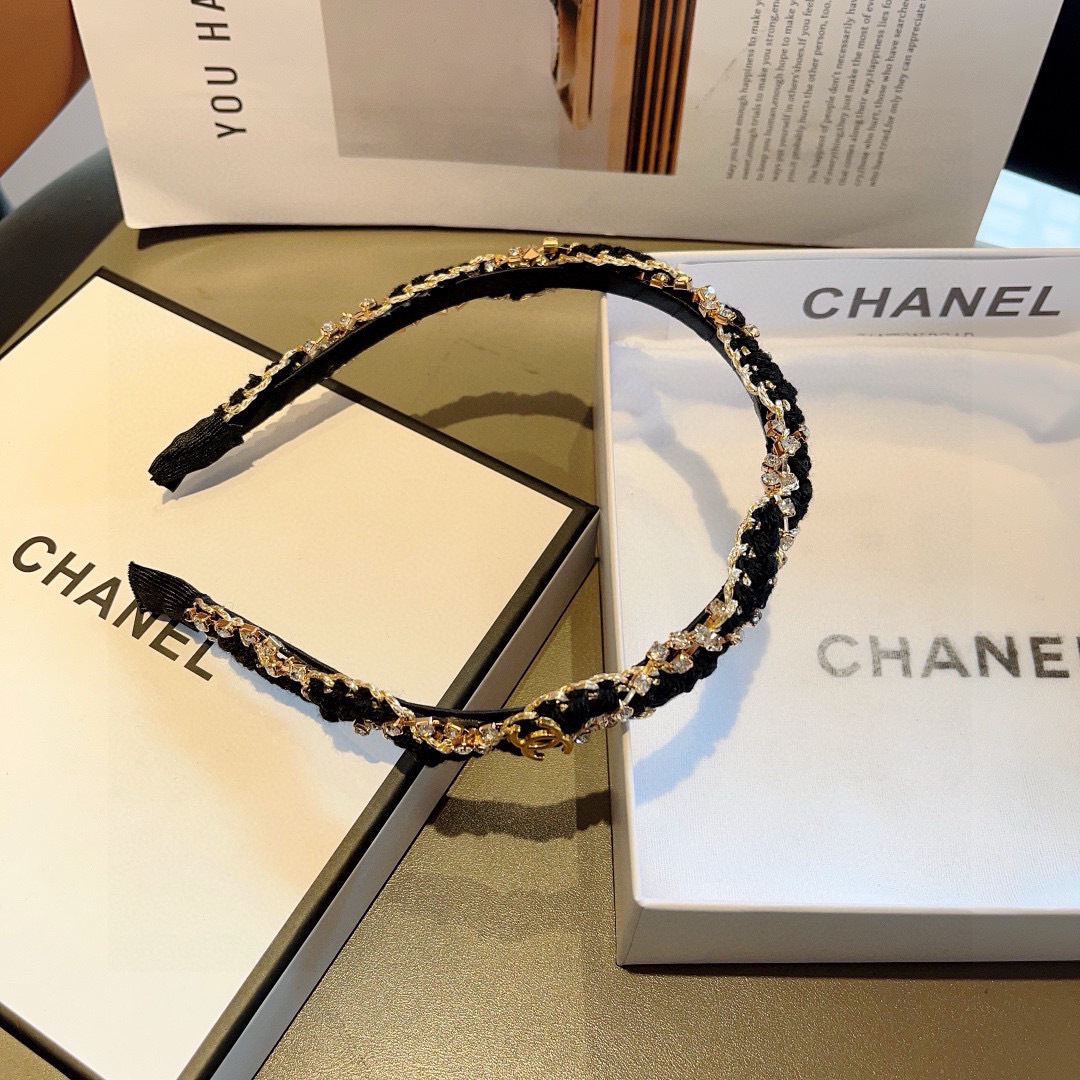 配包装
CHANEL（香奈儿）最新款小香发箍，复古头箍，网红爆款推荐 搭配高端材质，超精致，时尚百搭。