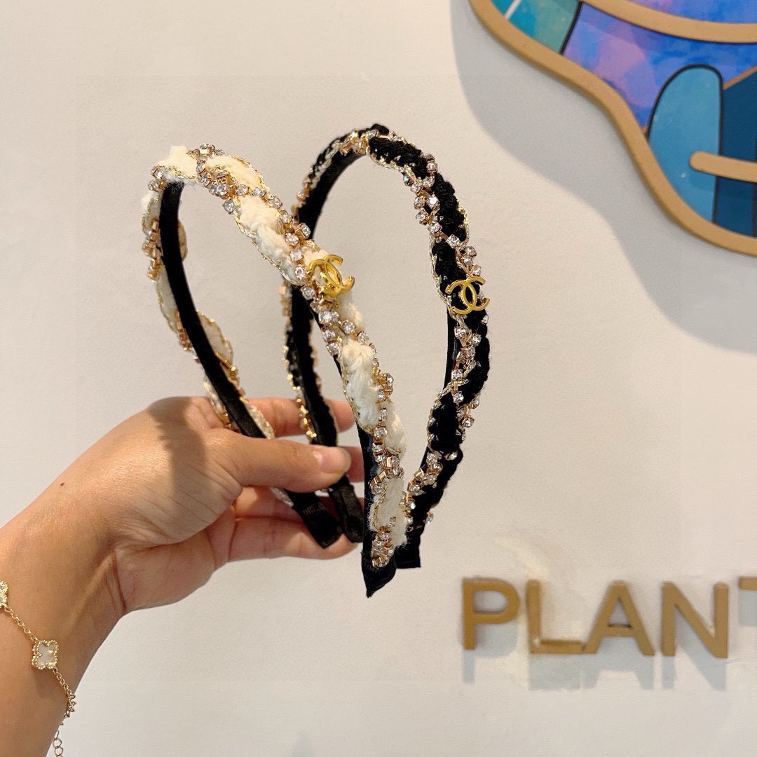 配包装
CHANEL（香奈儿）最新款小香发箍，复古头箍，网红爆款推荐 搭配高端材质，超精致，时尚百搭。