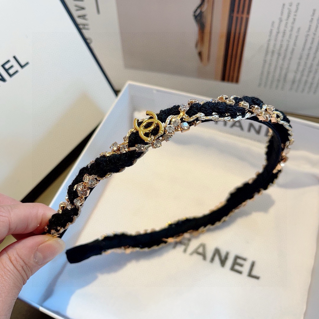 配包装
CHANEL（香奈儿）最新款小香发箍，复古头箍，网红爆款推荐 搭配高端材质，超精致，时尚百搭。