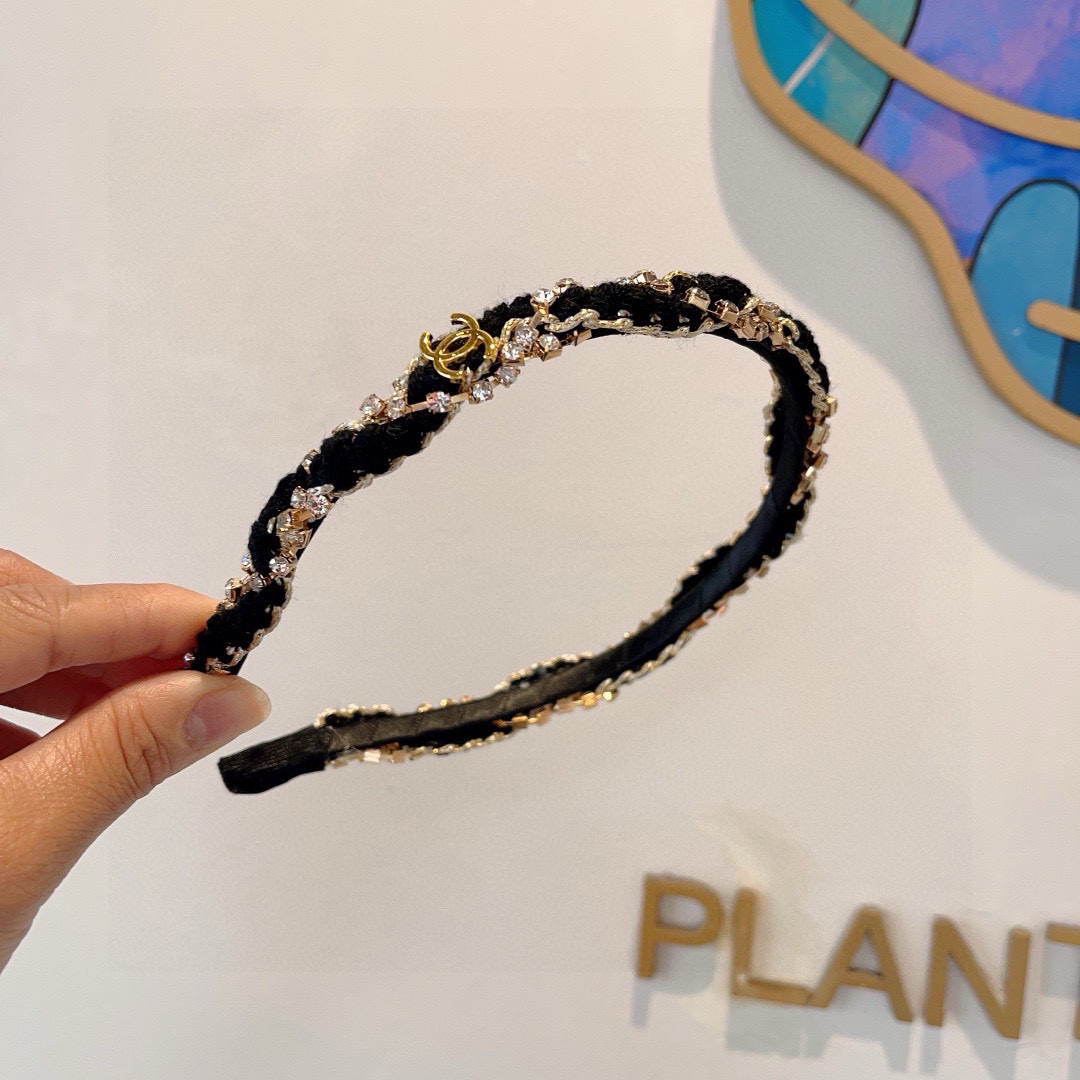 配包装
CHANEL（香奈儿）最新款小香发箍，复古头箍，网红爆款推荐 搭配高端材质，超精致，时尚百搭。