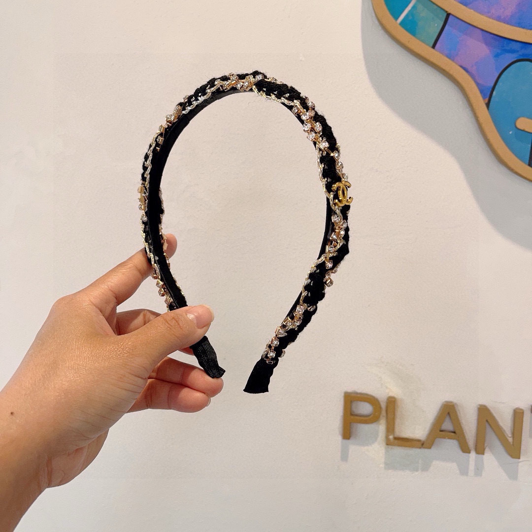 配包装
CHANEL（香奈儿）最新款小香发箍，复古头箍，网红爆款推荐 搭配高端材质，超精致，时尚百搭。