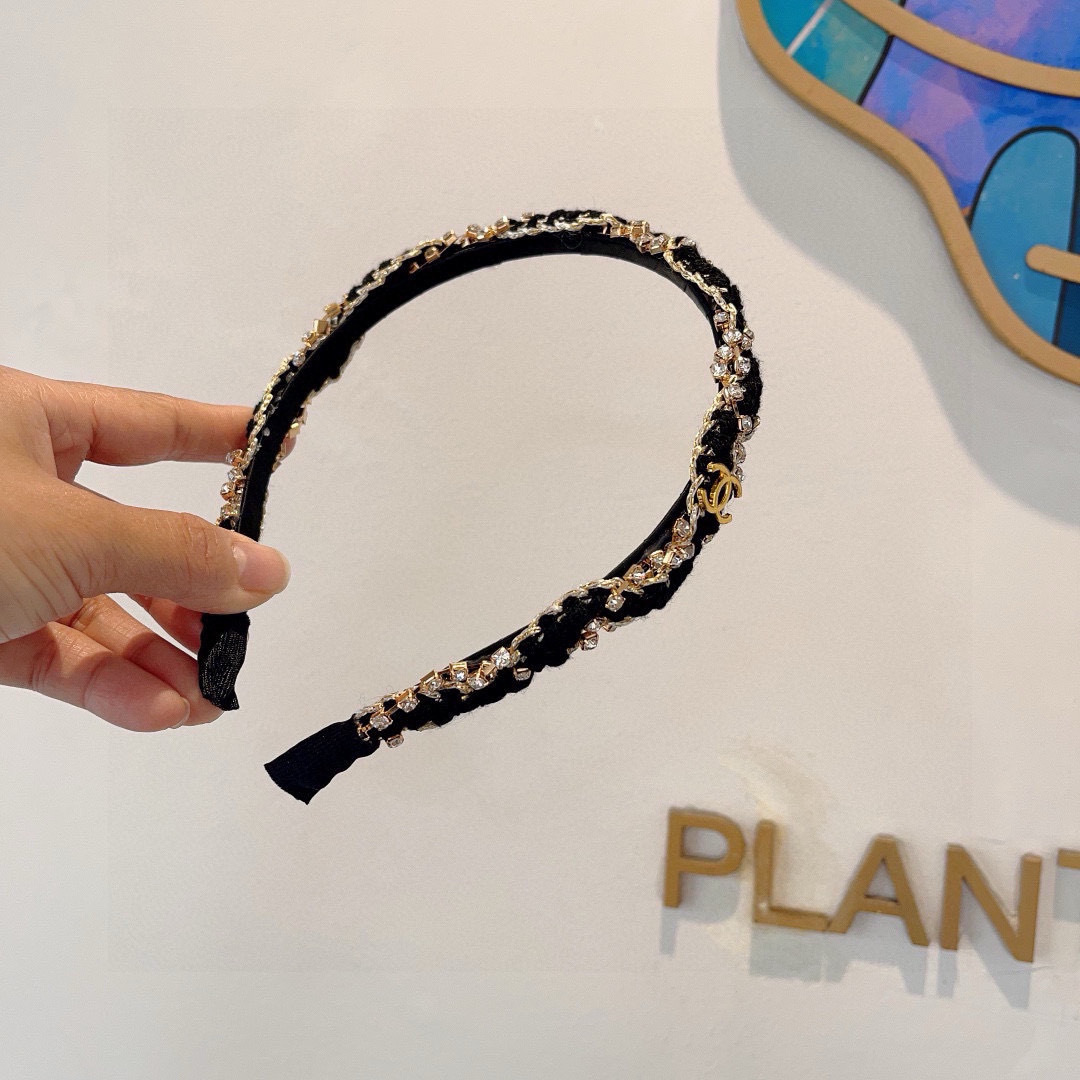 配包装
CHANEL（香奈儿）最新款小香发箍，复古头箍，网红爆款推荐 搭配高端材质，超精致，时尚百搭。