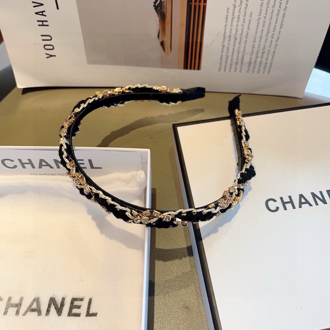 配包装
CHANEL（香奈儿）最新款小香发箍，复古头箍，网红爆款推荐 搭配高端材质，超精致，时尚百搭。