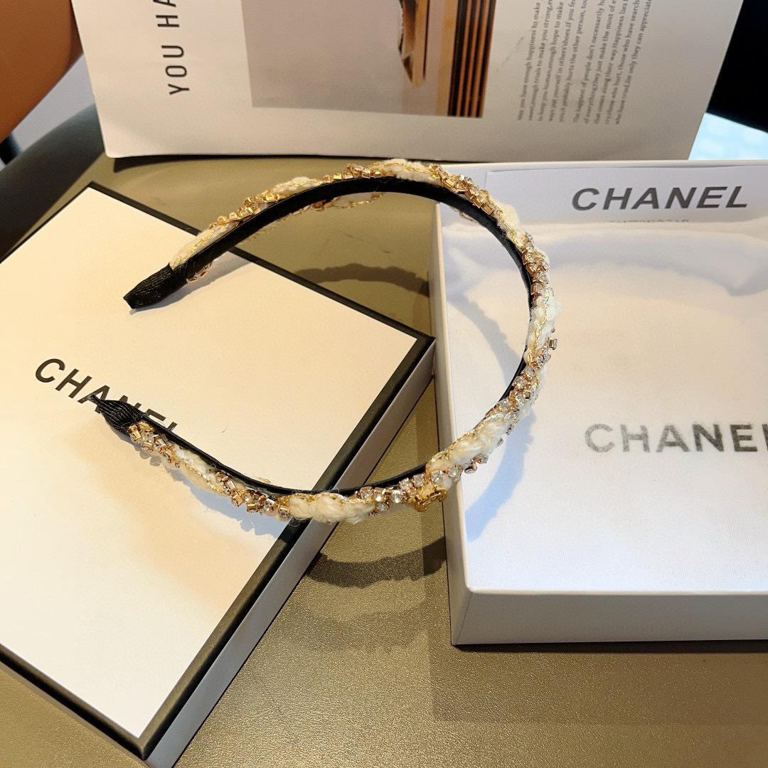 配包装
CHANEL（香奈儿）最新款小香发箍，复古头箍，网红爆款推荐 搭配高端材质，超精致，时尚百搭。