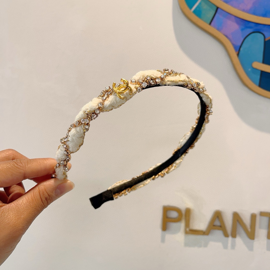 配包装
CHANEL（香奈儿）最新款小香发箍，复古头箍，网红爆款推荐 搭配高端材质，超精致，时尚百搭。