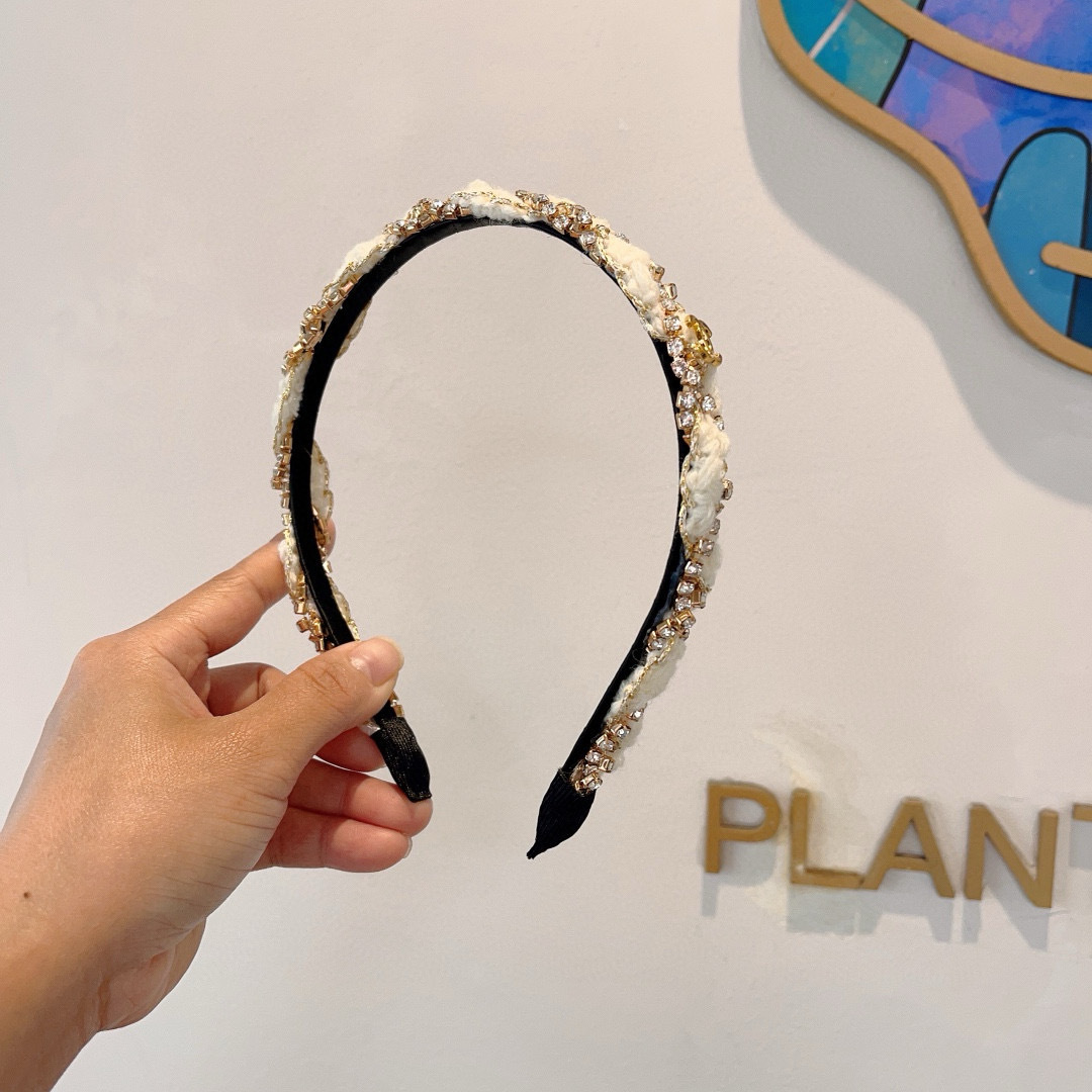 配包装
CHANEL（香奈儿）最新款小香发箍，复古头箍，网红爆款推荐 搭配高端材质，超精致，时尚百搭。