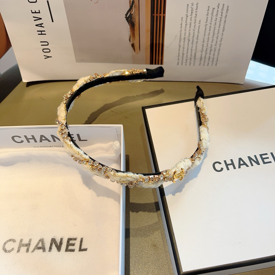 配包装
CHANEL（香奈儿）最新款小香发箍，复古头箍，网红爆款推荐 搭配高端材质，超精致，时尚百搭。