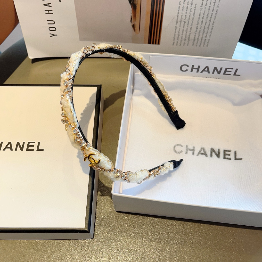 配包装
CHANEL（香奈儿）最新款小香发箍，复古头箍，网红爆款推荐 搭配高端材质，超精致，时尚百搭。