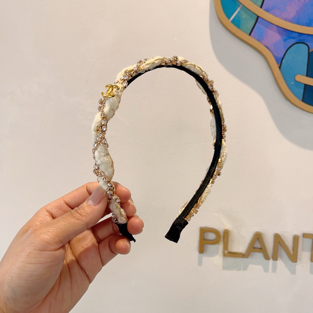 配包装
CHANEL（香奈儿）最新款小香发箍，复古头箍，网红爆款推荐 搭配高端材质，超精致，时尚百搭。