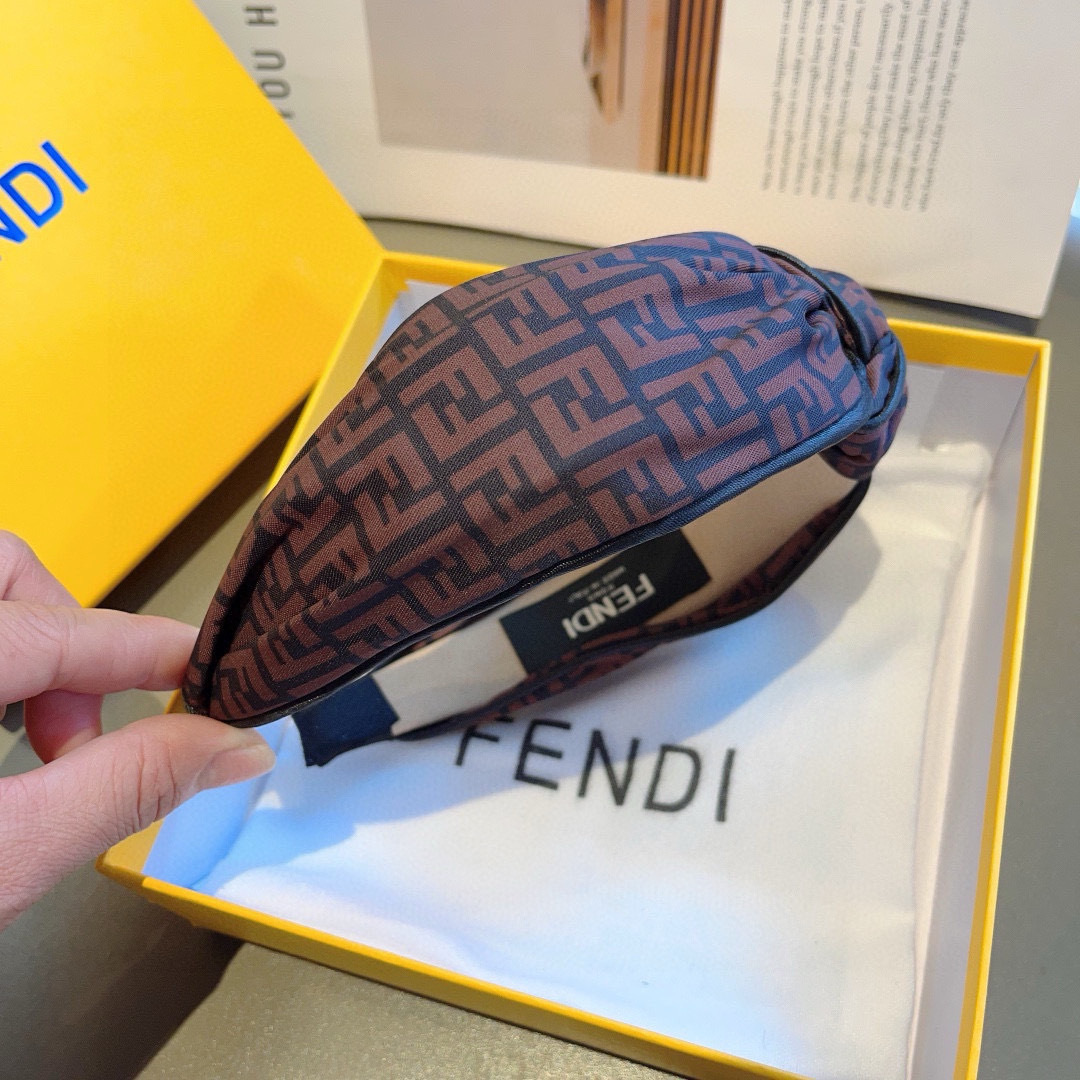 配包装
FENDI 芬迪 新款中间结洋气大牌范儿发箍，宽版原单货， 简约百搭，潮女必备品，超级的高大上！