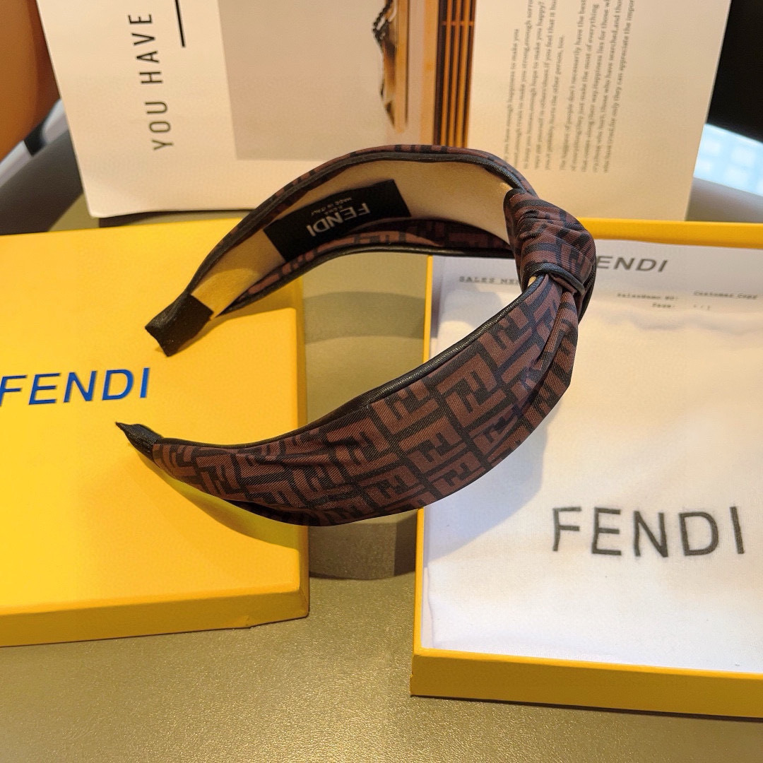 配包装
FENDI 芬迪 新款中间结洋气大牌范儿发箍，宽版原单货， 简约百搭，潮女必备品，超级的高大上！