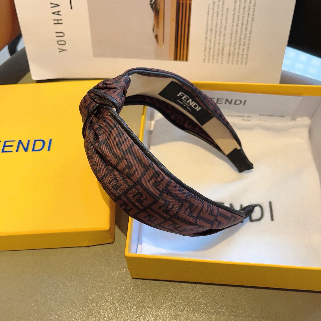 配包装
FENDI 芬迪 新款中间结洋气大牌范儿发箍，宽版原单货， 简约百搭，潮女必备品，超级的高大上！