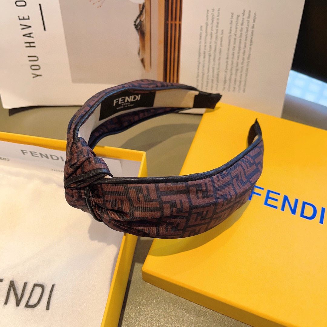 配包装
FENDI 芬迪 新款中间结洋气大牌范儿发箍，宽版原单货， 简约百搭，潮女必备品，超级的高大上！