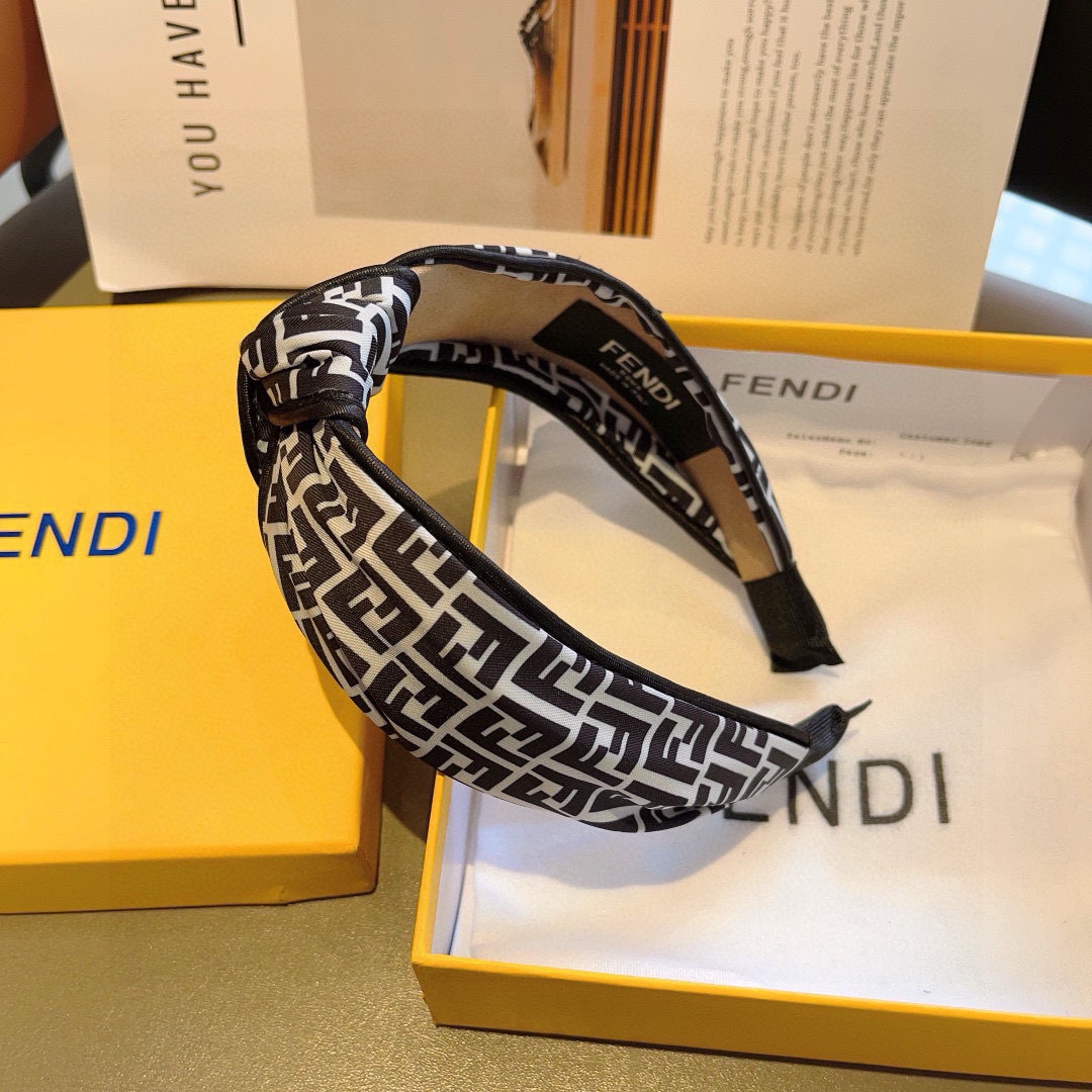 配包装
FENDI 芬迪 新款中间结洋气大牌范儿发箍，宽版原单货， 简约百搭，潮女必备品，超级的高大上！