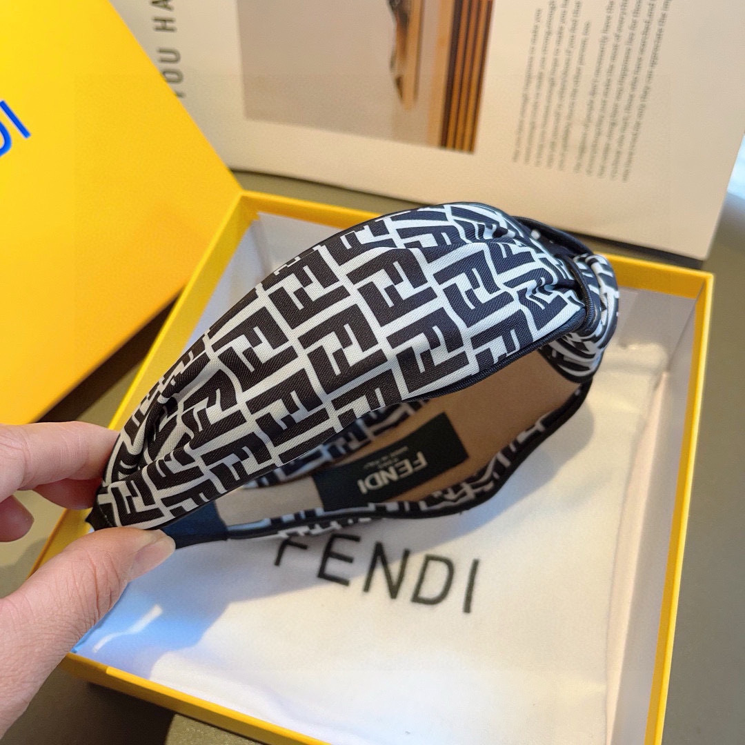 配包装
FENDI 芬迪 新款中间结洋气大牌范儿发箍，宽版原单货， 简约百搭，潮女必备品，超级的高大上！